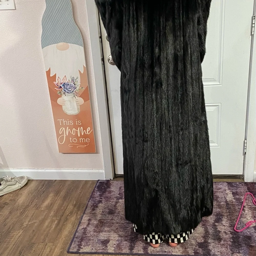 Elegant Full-Length Black Mink Fur Coat - Picture 3 of 4